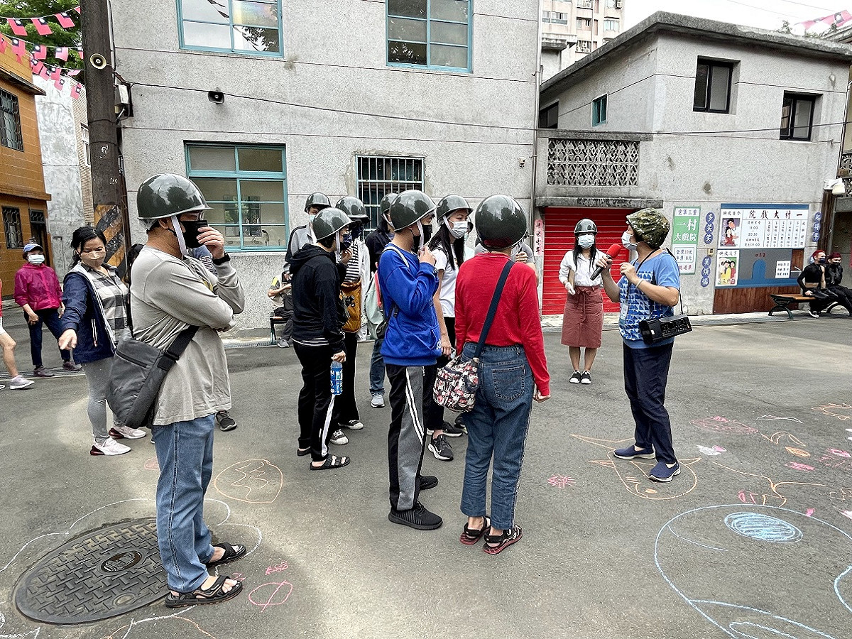 民眾參觀地下甬道前，遊客中心導覽人員會先講解歷史小故事。 圖：新北市文化局提供