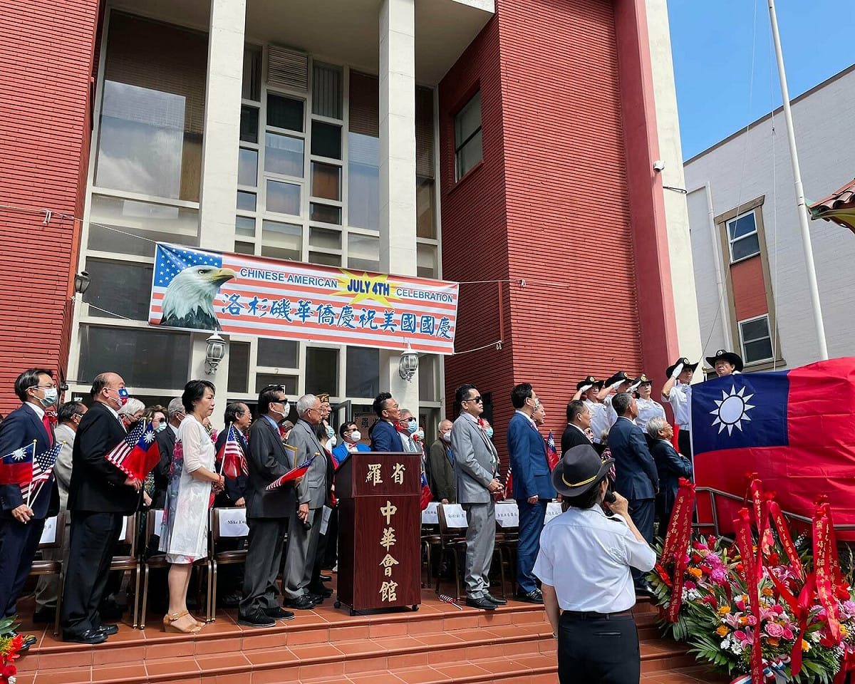 僑務委員會委員長童振源（台上右四）與立法委員洪孟楷（站講台者）、吳斯懷（台上左二）4日在洛杉磯參加傳統僑社羅省中華會館升旗典禮。 圖：翻攝自洪孟楷臉書