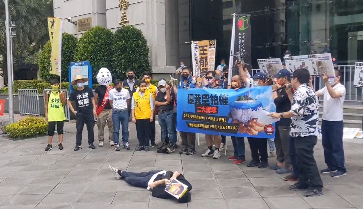 多個民間交通團體將於7/9上凱道遊行，其中機車族呼籲開放自由待轉、允許騎上國道。 圖：擷取自「台灣機車路權促進會」臉書