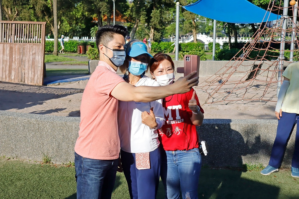 國民黨台北市長參選人蔣萬安在內湖區碧湖公園與晨運民眾互動。 圖：蔣萬安辦公室/提供