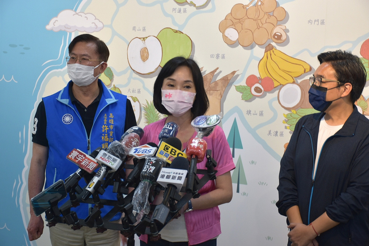 柯志恩(中)南下與許福明(左)討論選戰策略。 圖:孫家銘攝