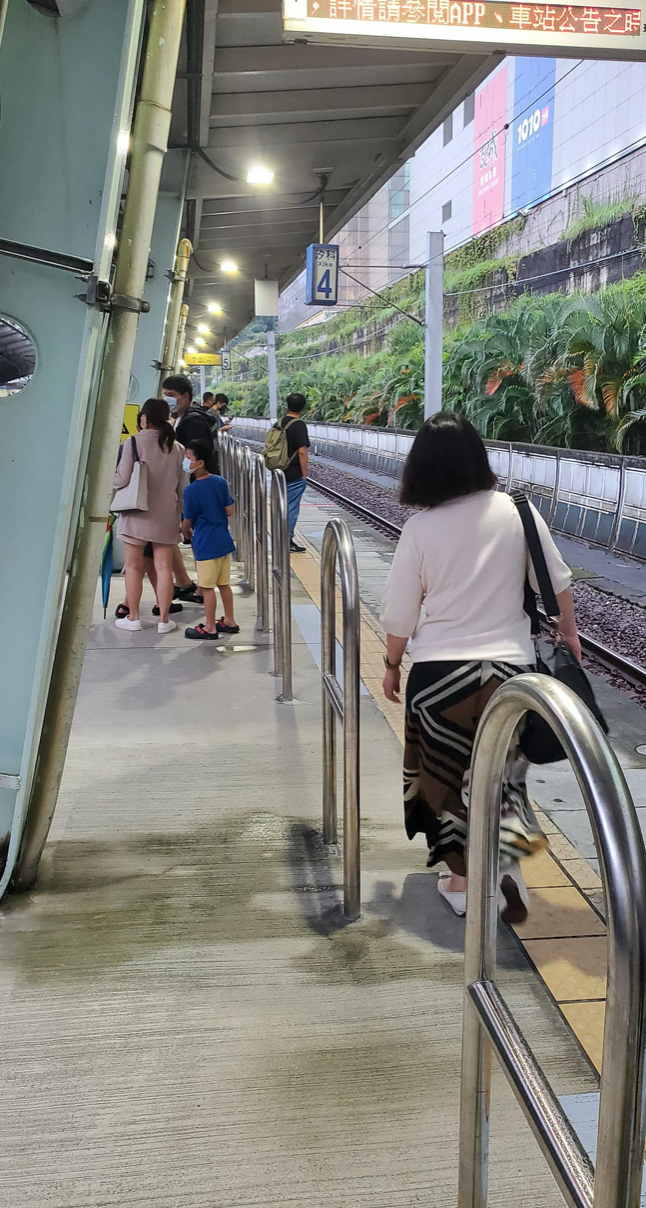 汐科火車站月台增設鐵欄杆後的景像，引來網友怒罵。台鐵回應，此設計是為了維護愛心輪椅旅客及使用嬰兒車旅客的安全。 圖：翻攝自臉書汐止聯盟。