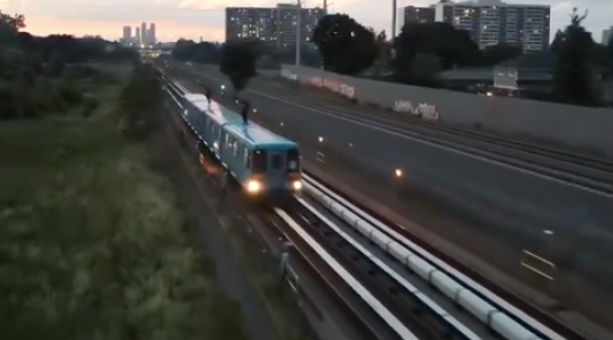 兩名加拿大蒙面男子站行駛中的火車頂 圖:翻攝自推特