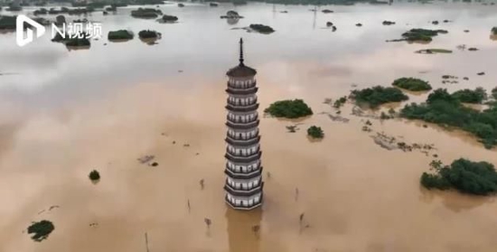 廣東英德地區的地標因颱風帶來強降雨，一半身陷在水中。 圖：擷取自微博