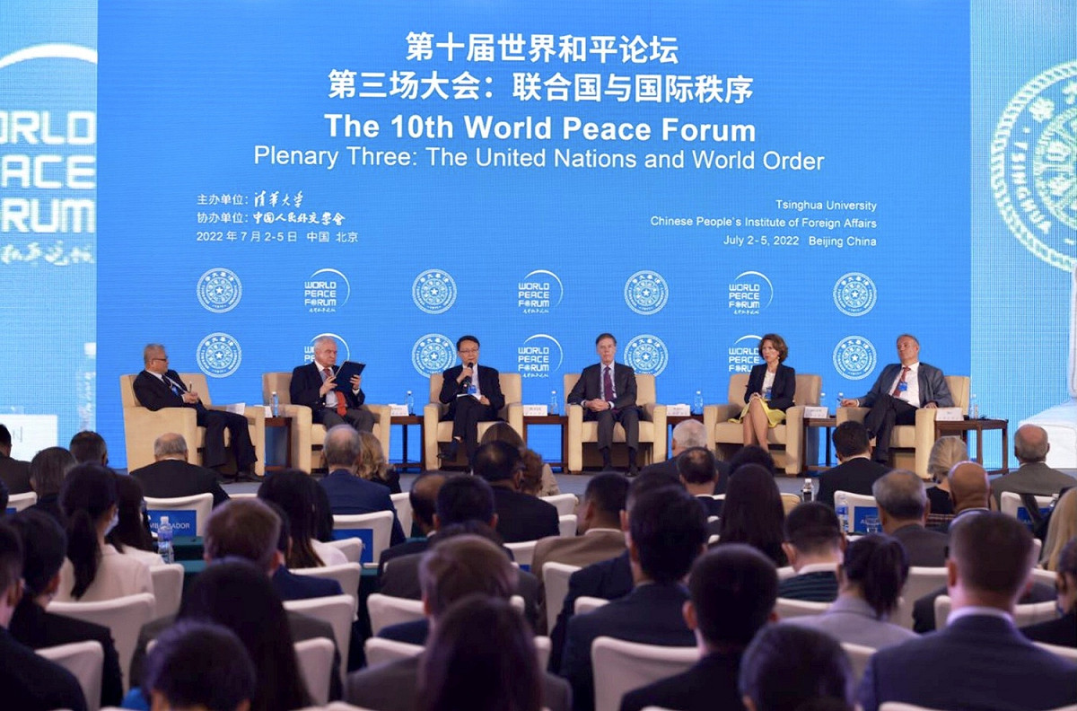 參加世界和平論壇的多位外交官員，俄羅斯駐中大使傑尼索夫 （Andrey Denisov，左二）、美國駐華大使伯恩斯（Nicholas Burns，右三）、英國駐華大使吳若蘭（Caroline Wilson，右二）及法國駐華大使羅梁（Laurent Bili，右一）。 圖:翻攝自清華大學臉書