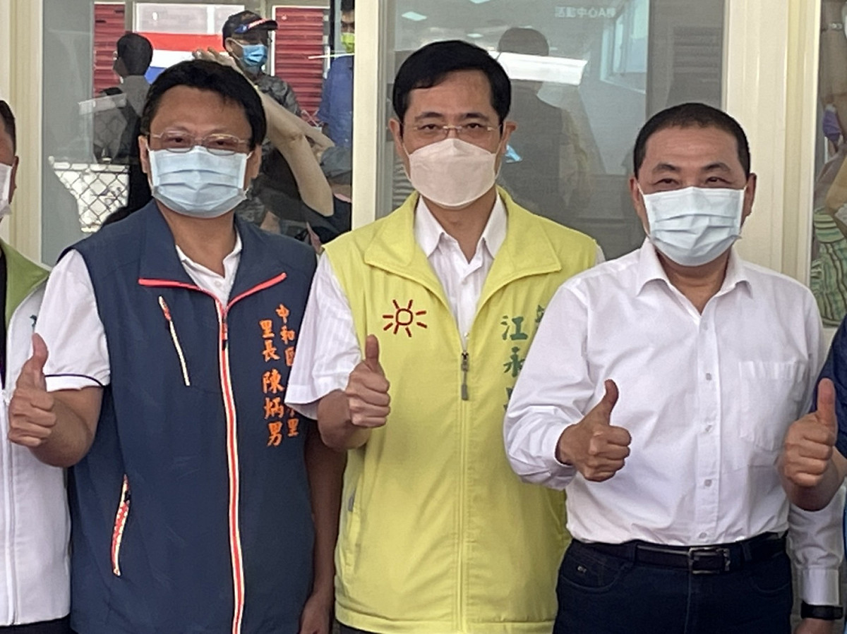 新北市中和區「十秀市民活動中心」上午舉辦完工啟用典禮，新北市長侯友宜與立委江永昌等地方人士都前往出席，參觀新設活動中心內的設備與環境。 圖：江永昌辦公室提供