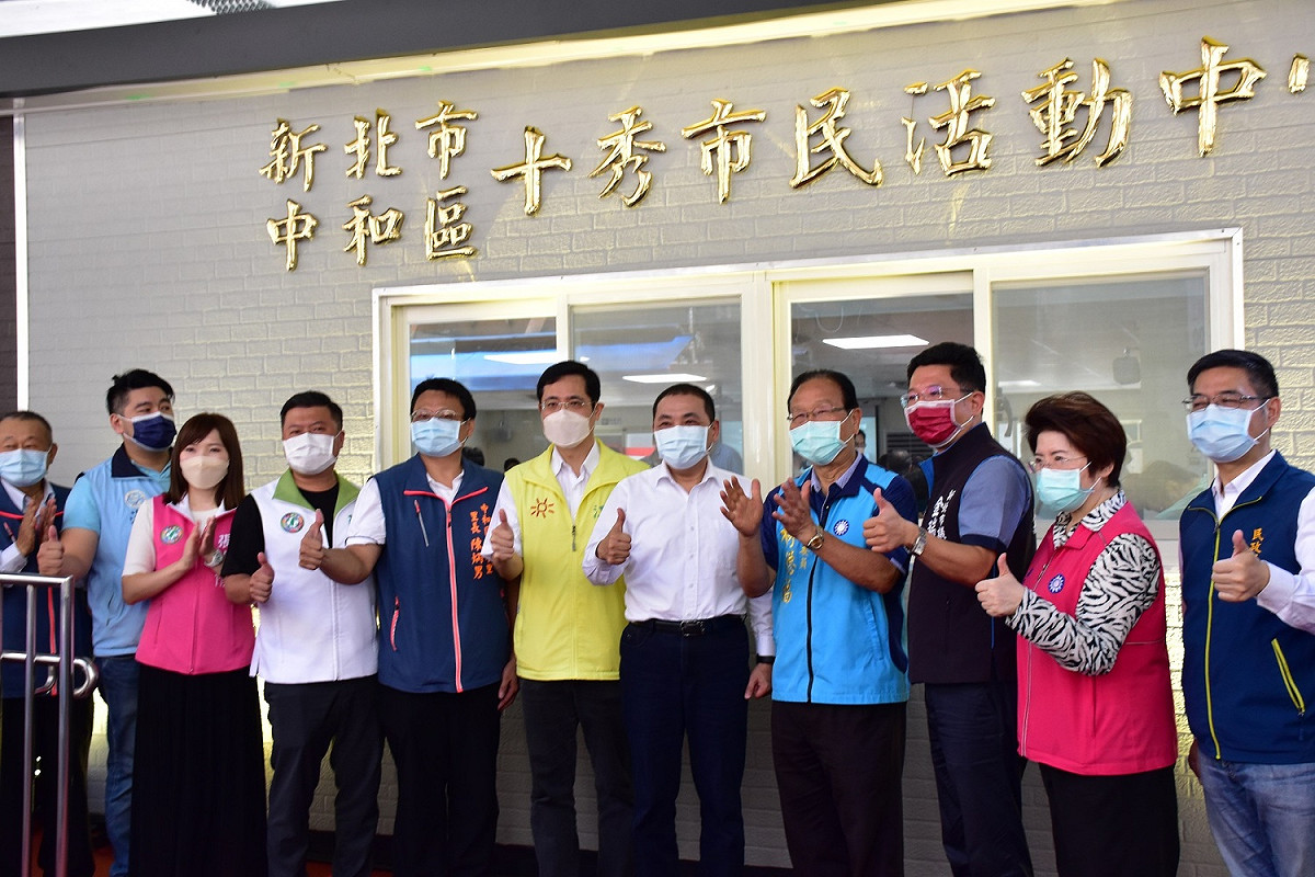 為了降低周遭交通影響，江永昌受陳炳男里長及中和區公所之託，協助協調管線單位在相同時段進行施工，以利工程圓滿結束盡早讓市民使用。 圖：江永昌辦公室提供