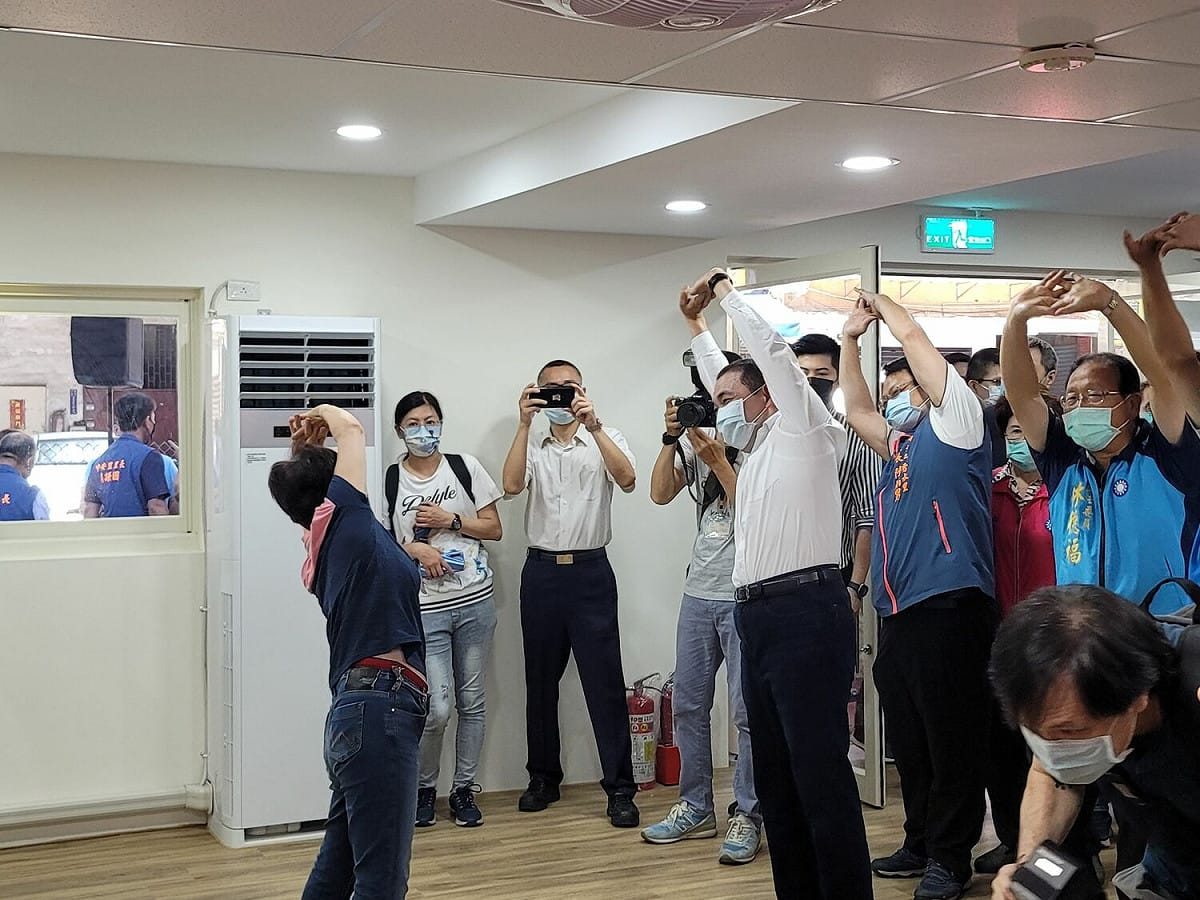 侯友宜今參加中和十秀活動中心啟用與民同樂。 圖：新北市民政局提供