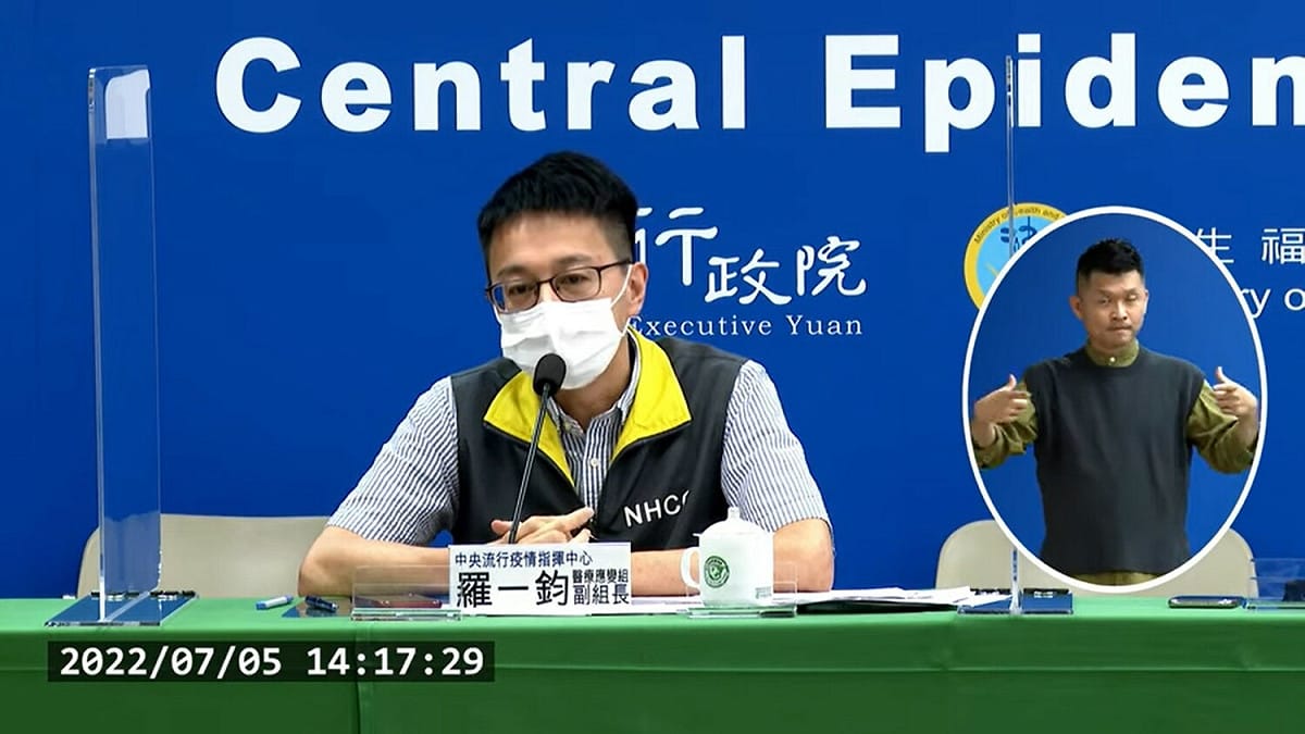 中央流行疫情指揮中心醫療應變組副組長羅一鈞今(5)表示之後池化檢驗方式廣泛利用之後，有望降低PCR成本。 圖：翻攝自中央流行疫情指揮中心直播記者會