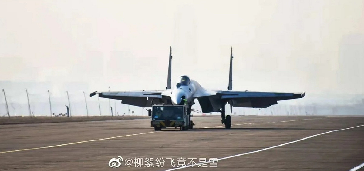 被認為是中國J-15艦載戰鬥機的最新型號J-15T的照片。 圖：翻攝柳絮紛飛竟不是雪微博