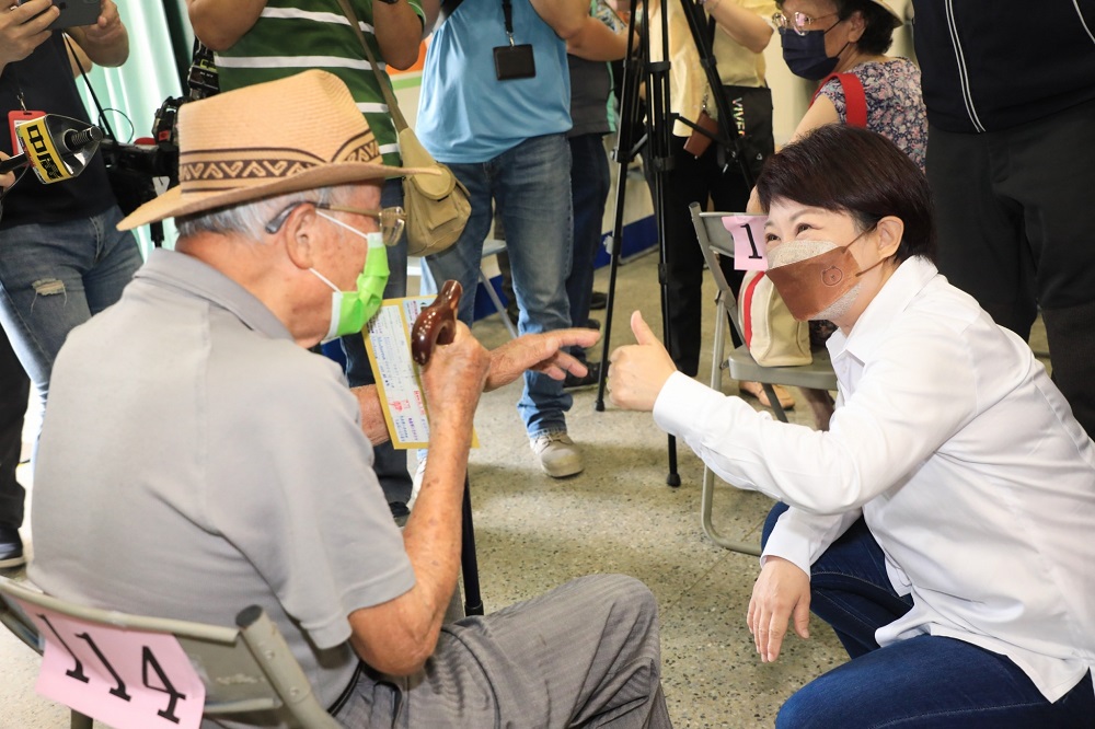 盧秀燕市長視察長者快打站。 台中市政府/提供