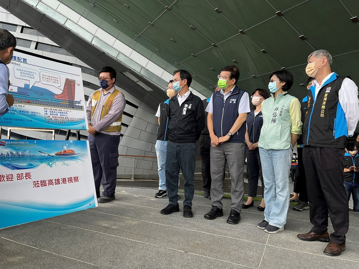 王國材(左二)聽取高雄港旅運大樓簡報。  圖：交通部航政司提供