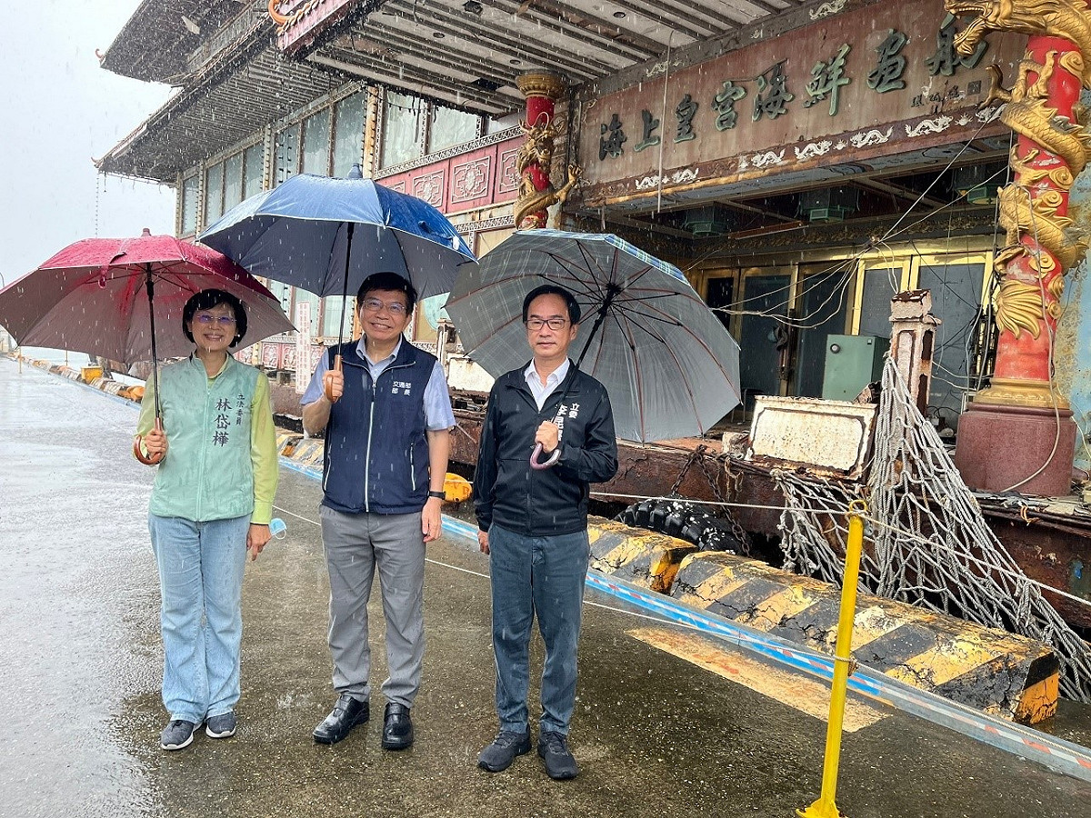 王國材(中)由兩位立委陪同視察海上皇宮。 圖：交通部航政司提供