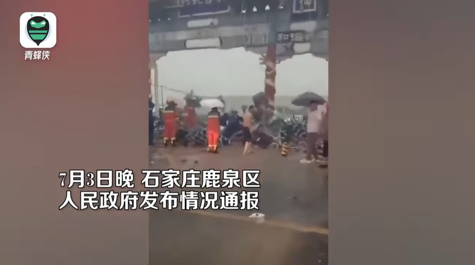 中國河北省石家莊市鹿泉區台頭村牌樓頂冠從十二米處發生墜落，造成8死1傷。 圖: 擷取自YoutTube青蜂俠頻道