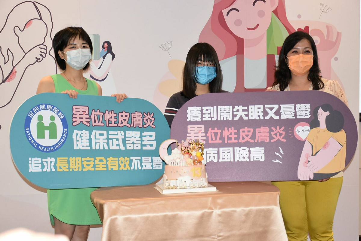 「時時樂」(中)在媽媽(右)不放棄之下重拾笑容。 圖：孫家銘攝