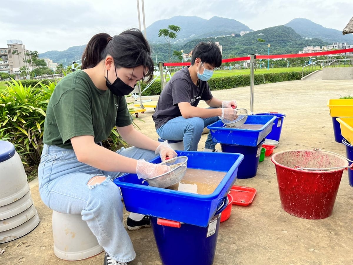 考古篩洗活動吸引青年學子參與。 圖：十三行博物館提供