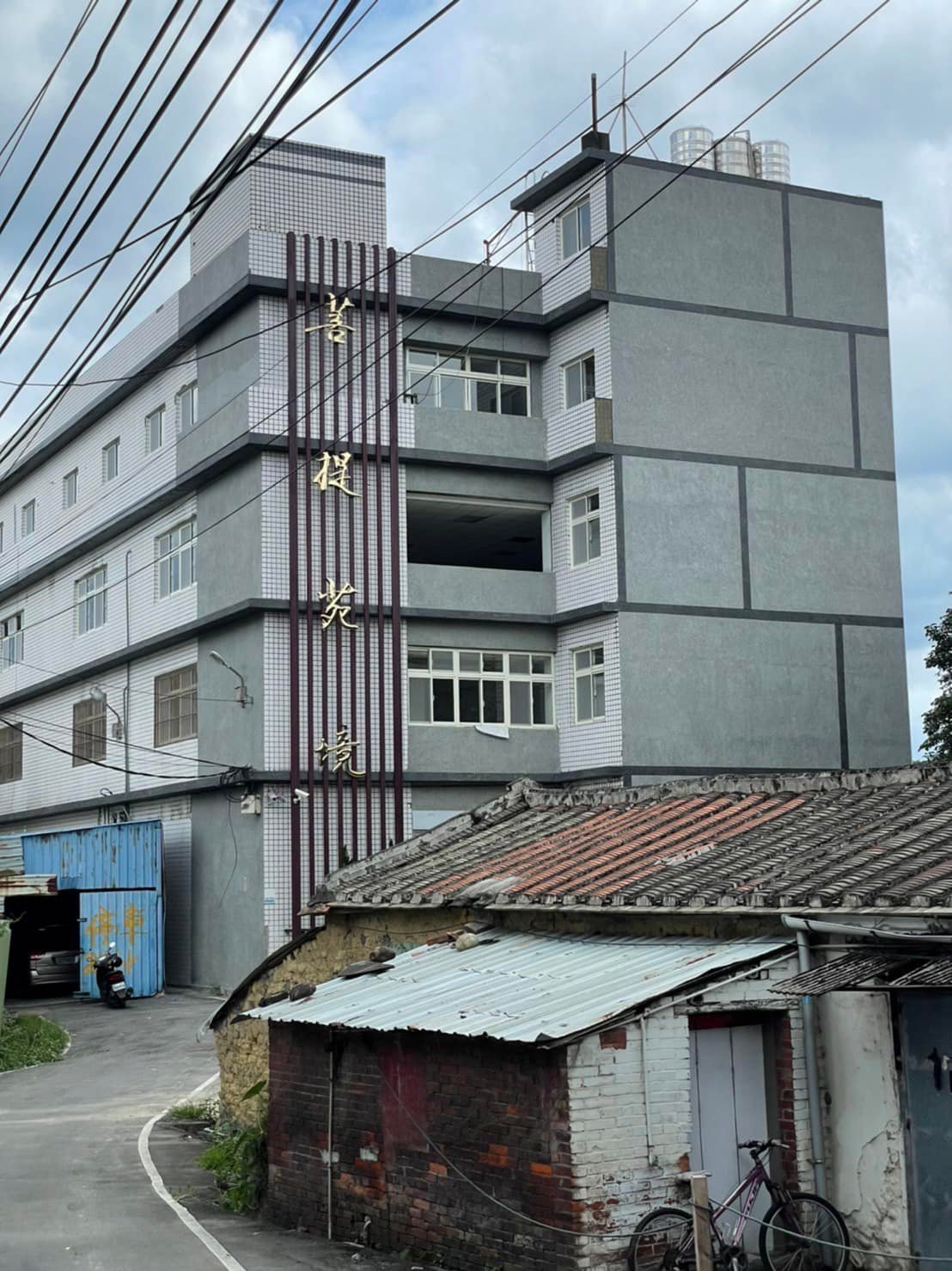 卓冠廷踢爆業者5萬個牌位違法設鶯歌，新北市政府放任違建裝修。 圖：取自卓冠廷臉書