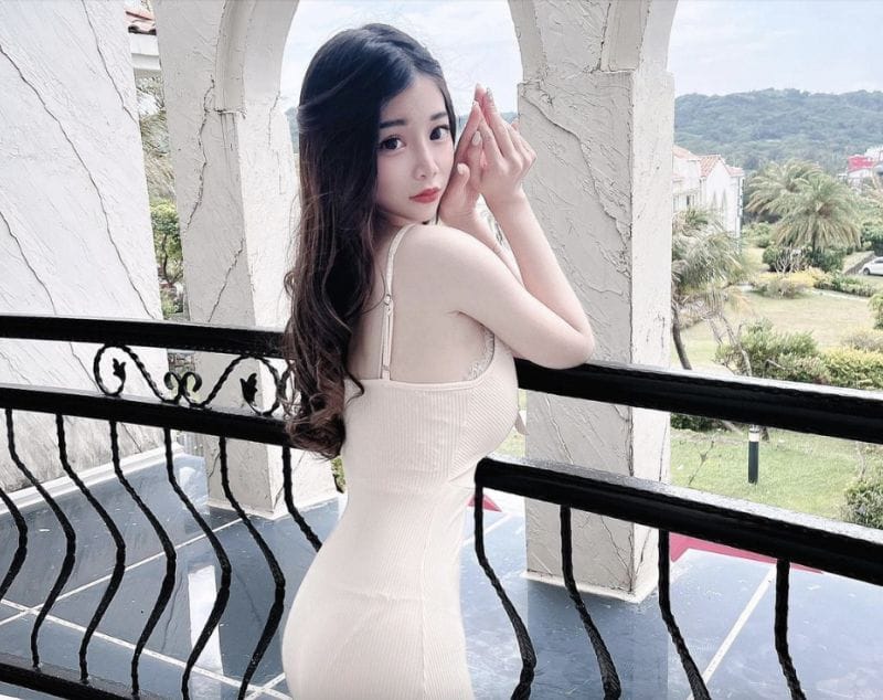 被網友稱「台灣最強純愛系女優」、「真童顏巨乳」的潔妮摘下票選「華語第一女優」后冠。 圖／翻攝自jenniebebee_ IG