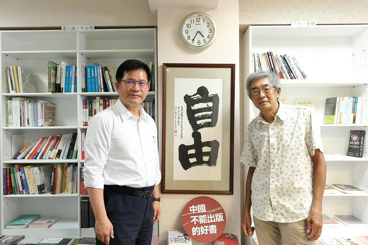 前交通部長林佳龍6日臉書貼出拜會銅鑼灣書店老闆林榮基照片 圖：林佳龍臉書