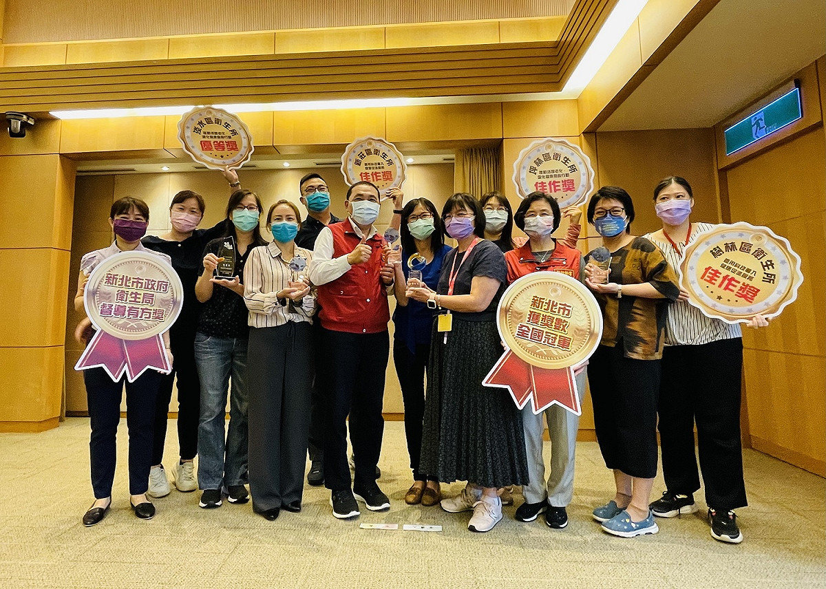 今(6)日由衛生局長陳潤秋帶領主任及護理長們將此榮耀獻給新北市長侯友宜，與新北市民分享榮耀。 圖：新北市衛生局提供