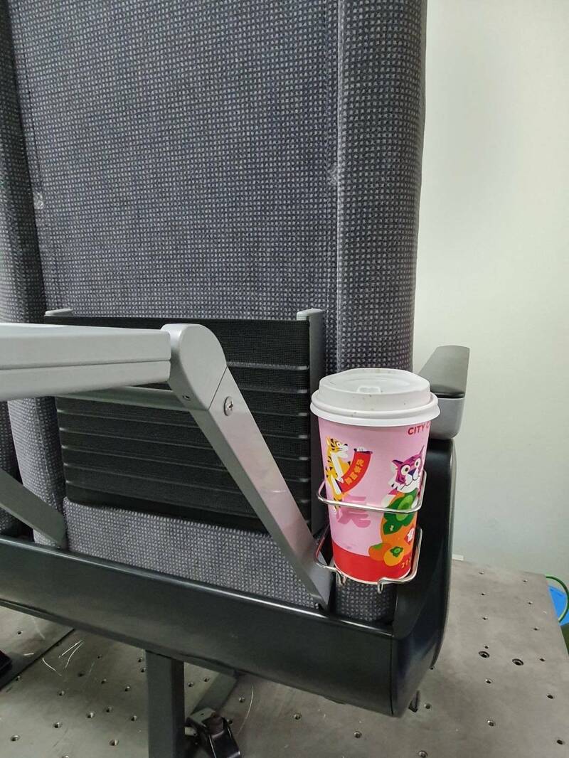 EMU3000型城際列車杯架將設置於椅背下方。 圖：交通部台鐵局／提供