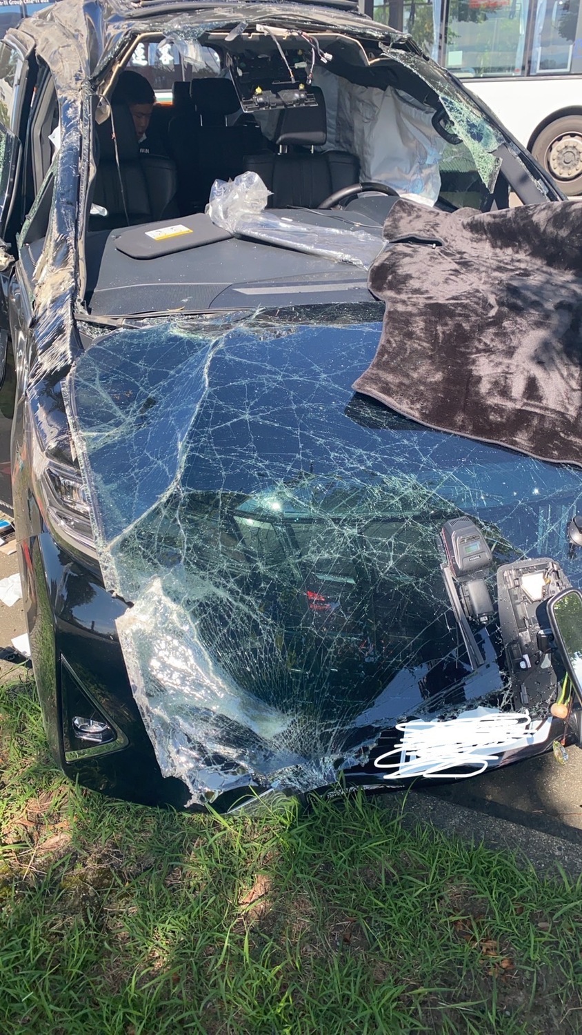 立委蔡易餘座車嚴重毀損，當時他坐於在後座。 圖：蔡易餘辦公室提供