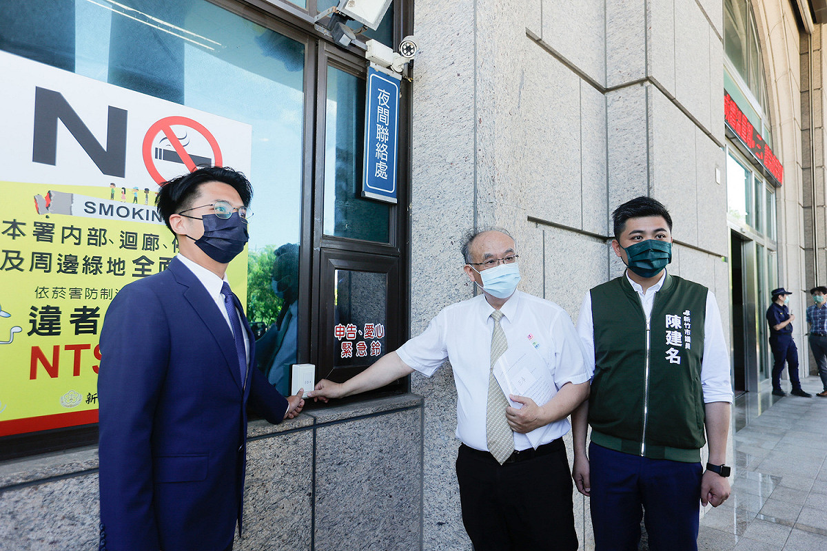 市長林智堅今天委由律師楊隆源，至新竹地方檢察署按鈴提告台北市議員王鴻薇。 圖：林智堅辦公室提供