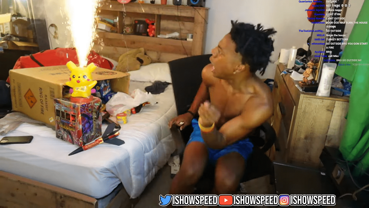 美國實況主IShowSpeed為了慶祝美國國慶日(7/4)，買來大量煙火想在房間內施放，但煙火點燃後太猛烈，他意識到不對勁，嚇到直接尖叫，最後引來消防人員都到場檢查。 圖：翻攝自IShowSpeed頻道