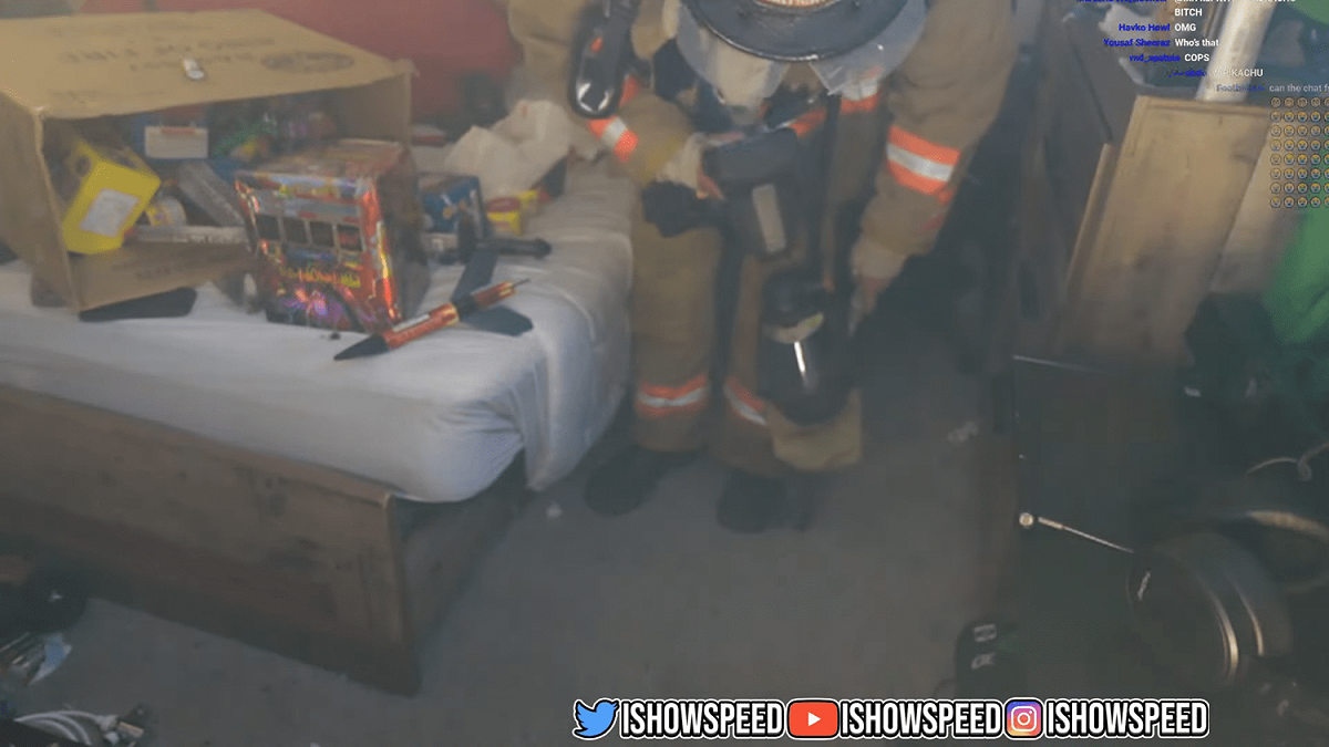 約莫10分鐘後當地消防隊出現在了鏡頭前，檢查是否還有餘火可能會引發其他災難。 圖：翻攝自IShowSpeed頻道