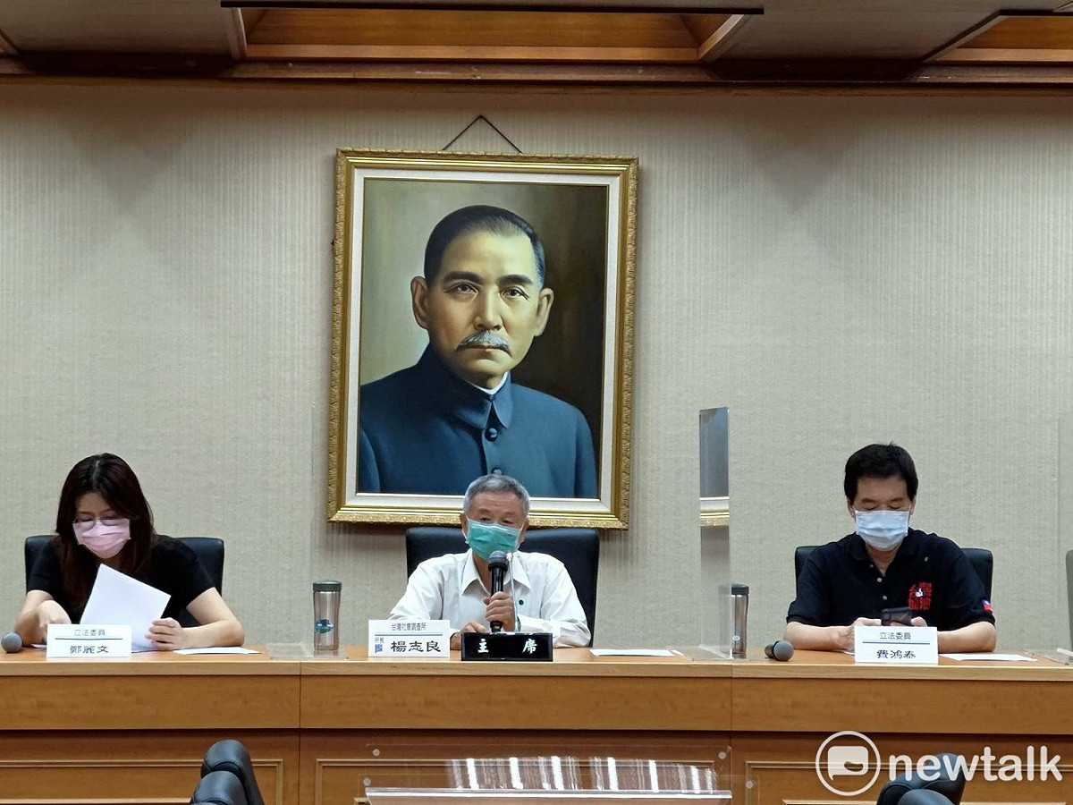 前衛生署長楊志良與國民黨立委費鴻泰、鄭麗文等人召開記者會，宣布將在8月舉辦「超度新冠肺炎亡靈大法會」。 圖：黃建豪/攝