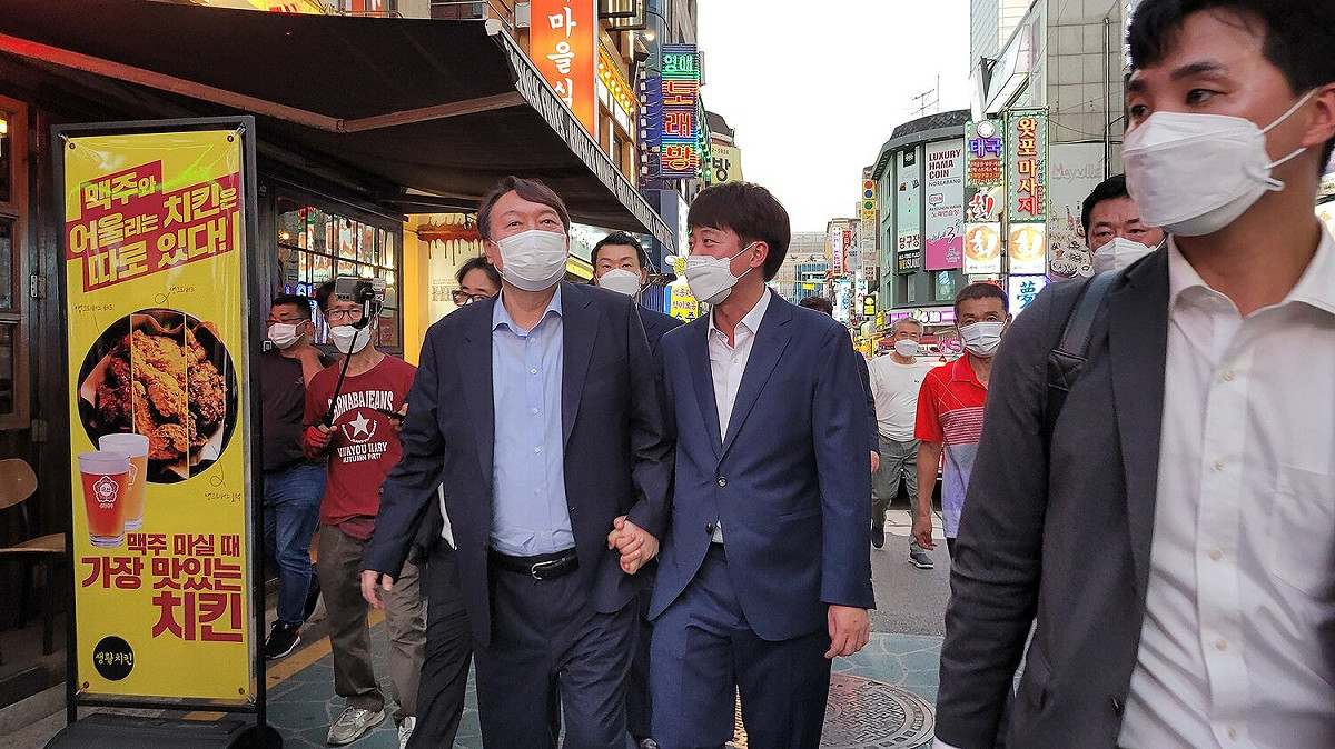 南韓執政黨國民力量黨黨代表李俊錫（右）與南韓總統尹錫悅(左)。 圖：取自Wikipedia