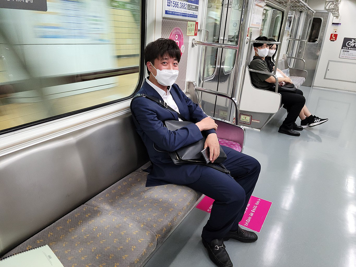 李俊錫於2021年7月結束與尹錫悅的「炸雞啤酒會晤」後，乘坐首爾地鐵7號線下班。 圖：取自Wikipedia
