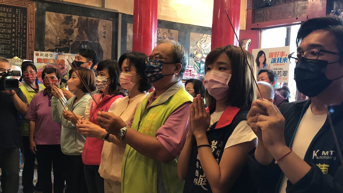 柯志恩(右三)至鼓壽宮參拜。 圖：柯志恩團隊提供