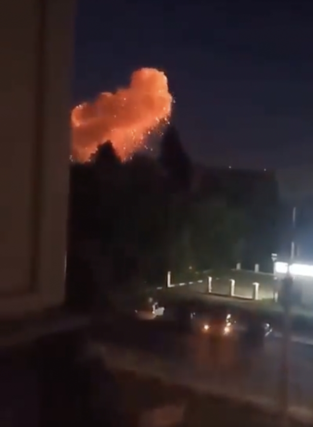 俄國西部鄰近烏克蘭的兩個州突現陣陣火光並伴隨爆炸聲響，州長稱遭烏軍砲擊，但未有人員傷亡。 圖：截自推特@UAWeapons