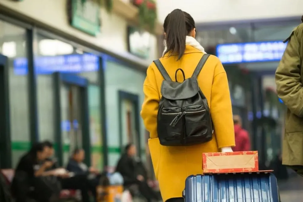 上海復工後房租漲勢格外猛烈，往年漲幅都在 1-5%，今年卻奔著 10% 往上漲。學生、打工族因負擔不起日益沈重的房租壓力，紛紛離開上海，彷彿掀起另一波「離滬潮」。 圖：擷取自「視覺中國」