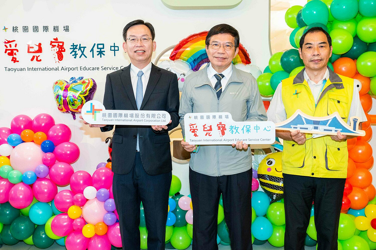 交通部長王國材(中)今日出席「桃園機場職場互助教保服務中心」完工開幕儀式。 圖：桃園機場公司／提供