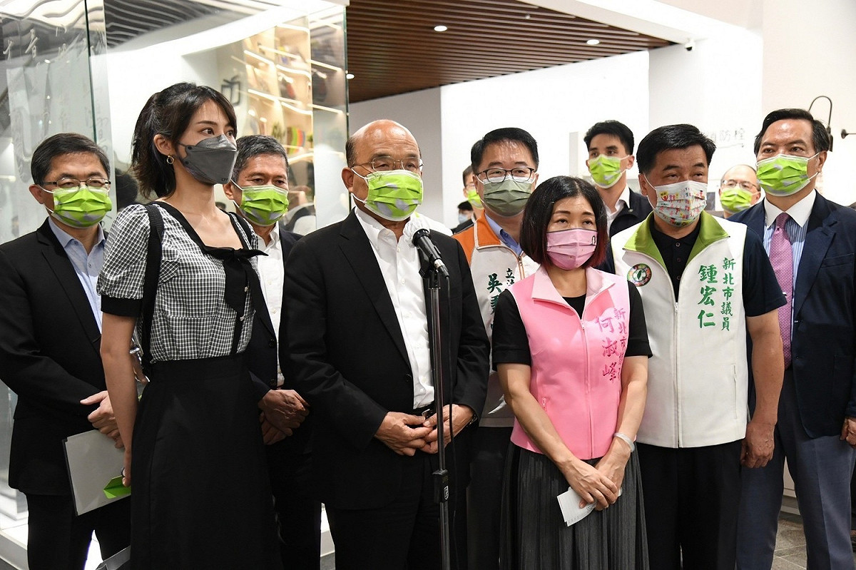 行政院長蘇貞昌今（6）晚到新北市出席「《少年吔，安啦！》電影特映會前受訪。 圖：行政院提供