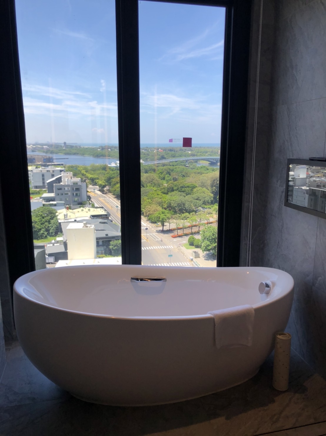 台南安平雅樂軒Aloft的許多房型可以讓旅客躺在床上就能飽覽安平港美景，還可以在浴缸裡一邊泡澡一邊欣賞美麗的安平夕照和漁火。
