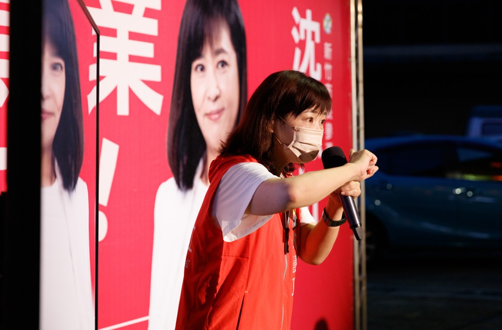沈慧虹6日晚間在東區水源里展開首場「慧虹開講」。 圖：民進黨提供