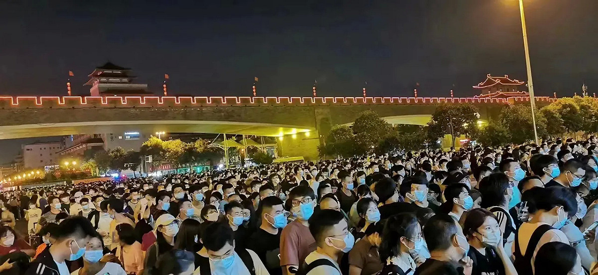 西安5日傍晚宣布全市將實行七天臨時性管控措施後，西安火車站立即湧現大量逃離人潮。 圖：取自微博