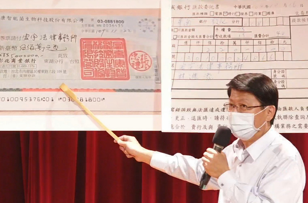 國民黨台南市長參選人謝龍介控訴台南市長黃偉哲透過律師陳文禹、議員李偉智向納骨塔業者索賄720萬元。 圖：擷取自謝龍介臉書