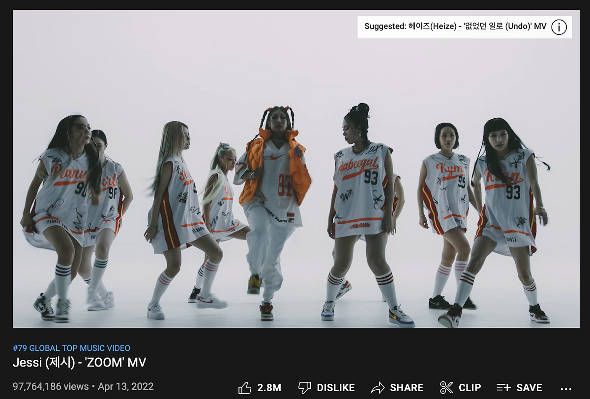 Jessi新曲MV〈zoom〉目前點閱數逼近破億。