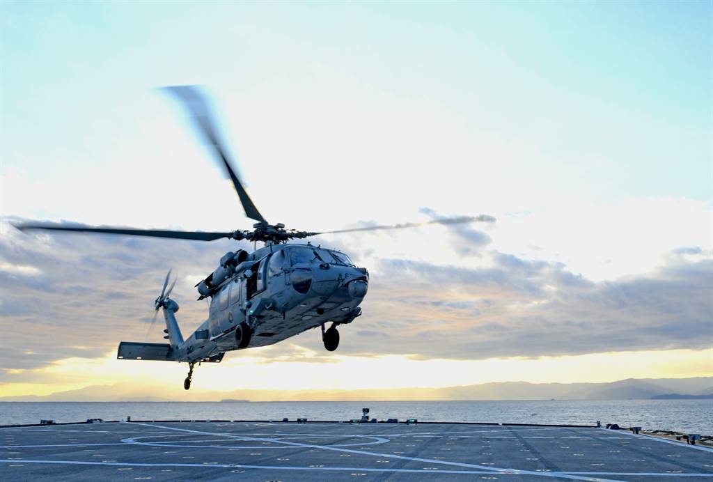 一架 MH-60S 型「騎士鷹」多用途直升機在飛往「艾塞克斯號」（USS Essex）兩棲突擊艦途中，兩個飛彈儲運箱墜入海中。（資料照） 圖：擷取自美國海軍