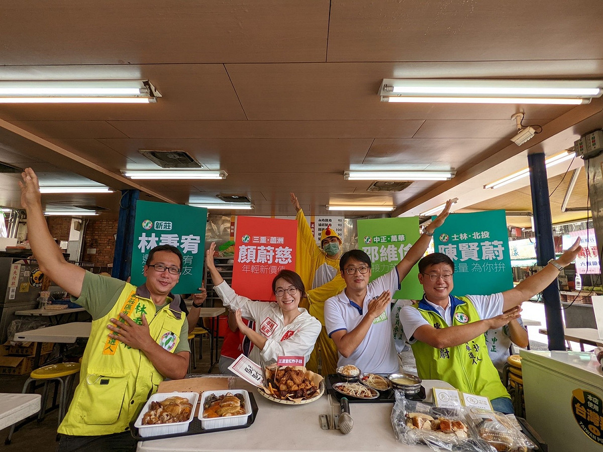 民進黨雙北新系議員參選人顏蔚慈（左2）、林秉宥（左1）、邵維倫（右2）及陳賢蔚（右1）今舉辦好食雞接力賽，喊出「雙北要母雞，議員拚全贏」，焦慮向中央喊話，希望儘速確定人選。 圖：陳賢蔚 / 提供