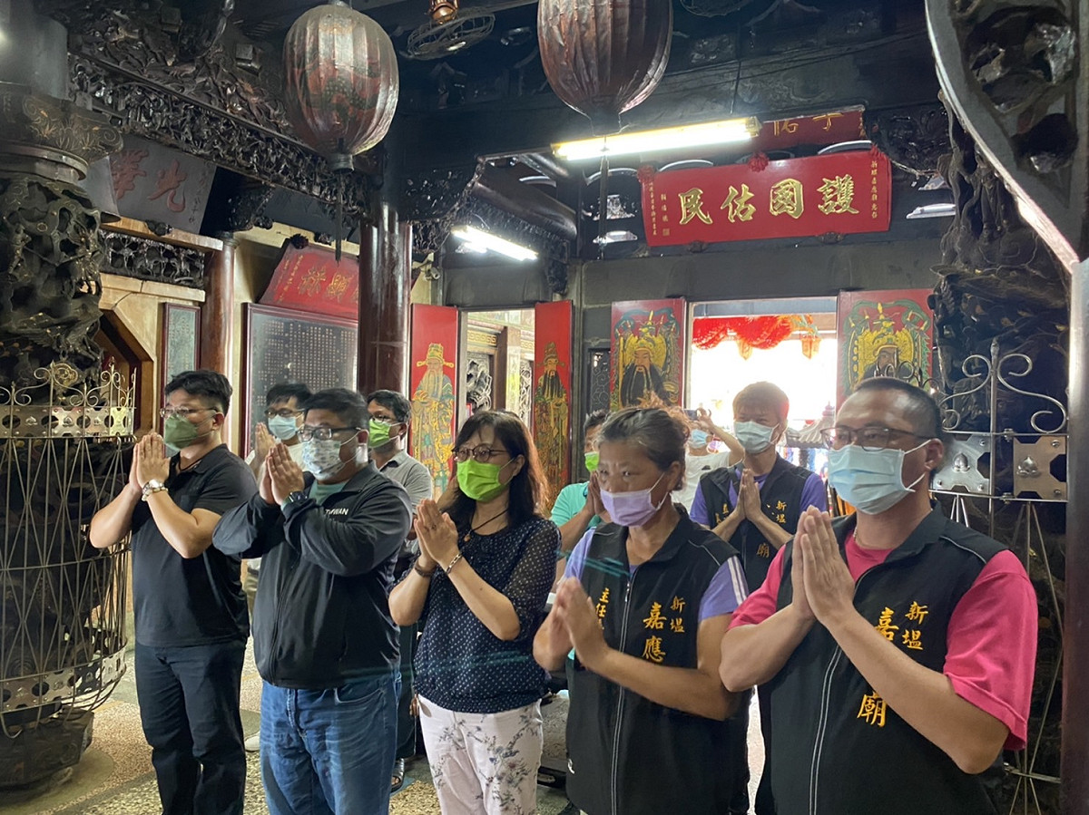 嘉義縣立委蔡易餘昨日發生車禍，今（7）日回故鄉布袋新塭嘉應廟參拜。 圖：蔡易餘國會辦公室提供。