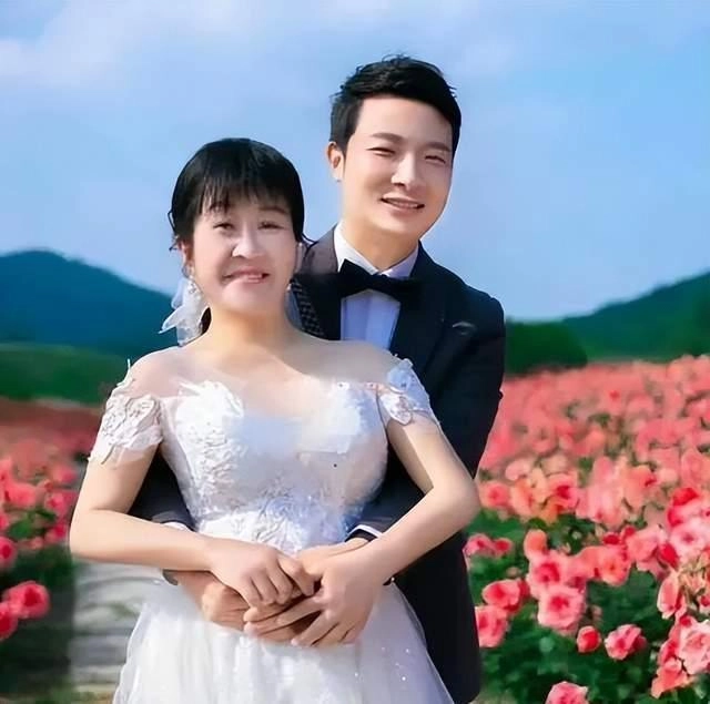 46 歲的腦癱詩人余秀華 5 月剛與小 14 歲的男友楊櫧策宣布結婚，但才新婚兩個月，就傳出被丈夫家暴。 圖:翻攝自微博