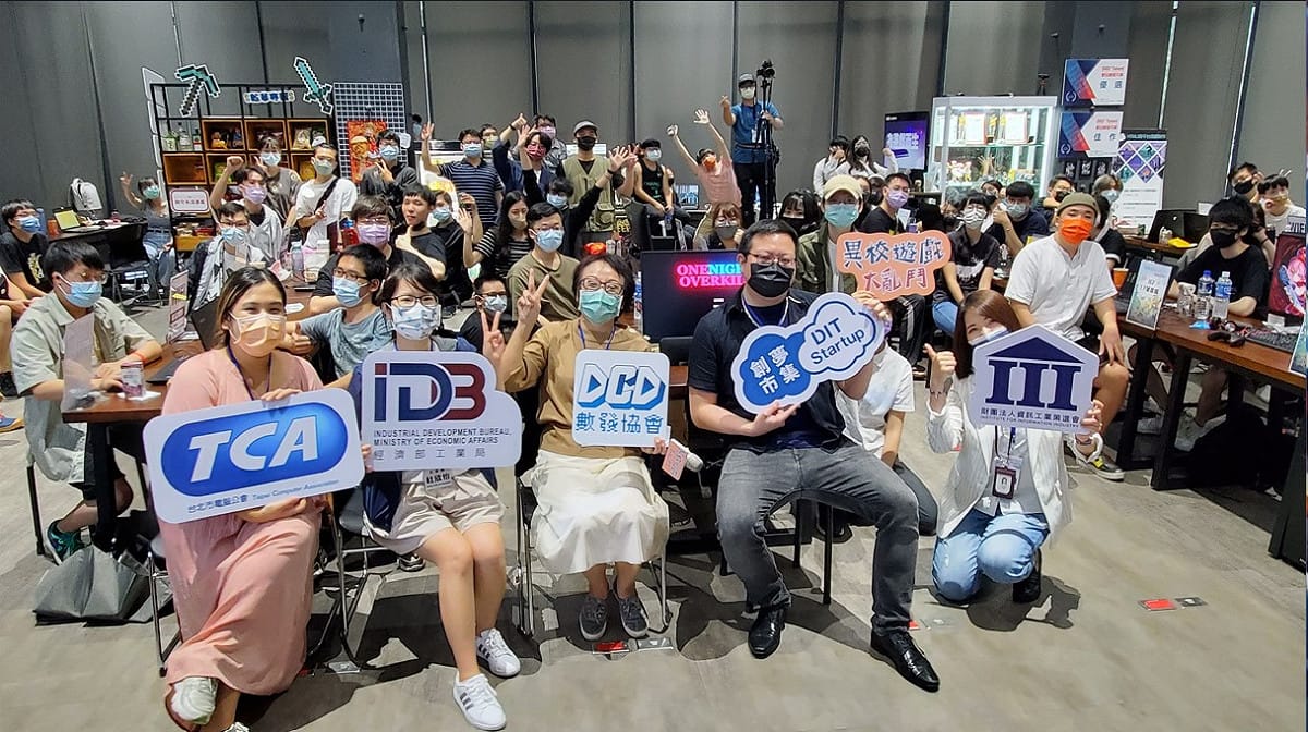 與會官員合照（左一台北市電腦公會吳昀倢經理、左二經濟部工業局杜欣怡科長、左三數發協會傅慧娟秘書長、右一資策會林佳錦總監）。 圖：創夢市集/提供