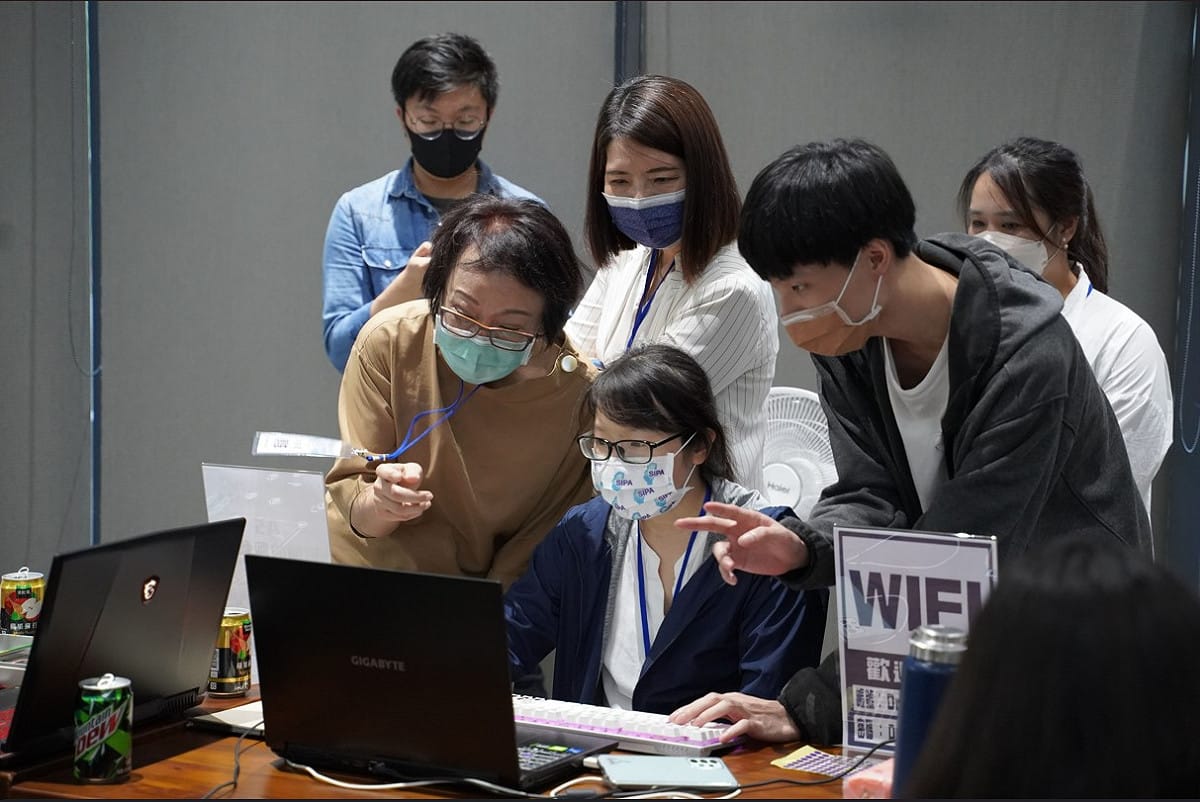 經濟部工業局杜欣怡科長親身試玩遊戲作品與團隊深度互動。 圖：創夢市集/提供