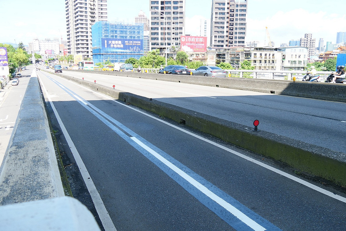 已取消機慢車道上引道雙白線。 圖：新北市交通局提供