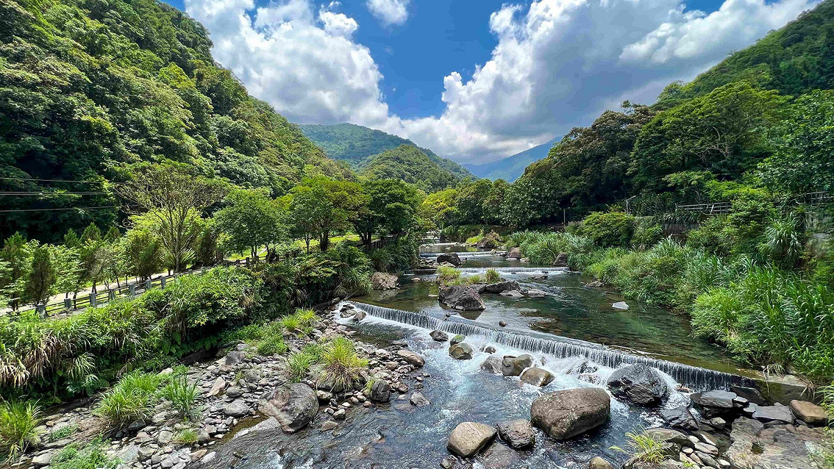 大羅蘭溪旁的環形步道是賞魚、賞蝶、賞林及消暑好去處。